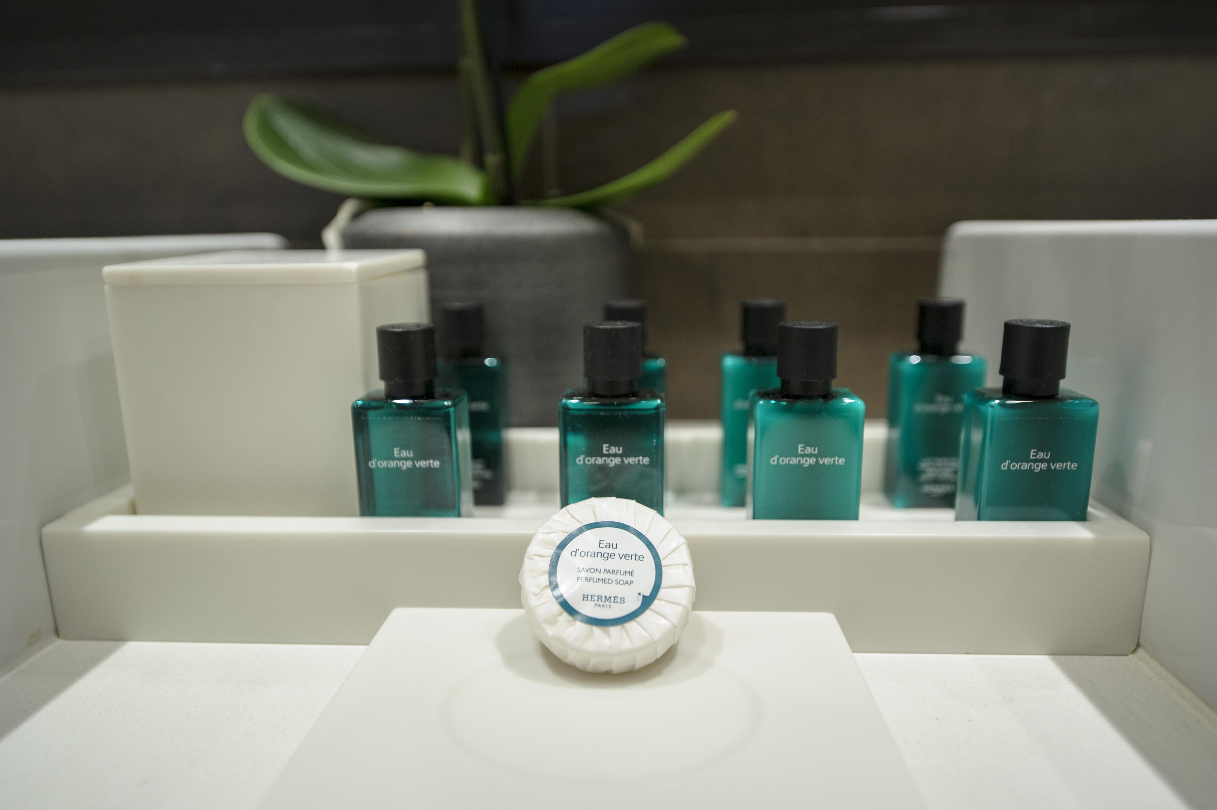 Nest Hotel Paris La Defense - Mgallery Collection بيتّو المظهر الخارجي الصورة A soap and shampoo in a hotel bathroom