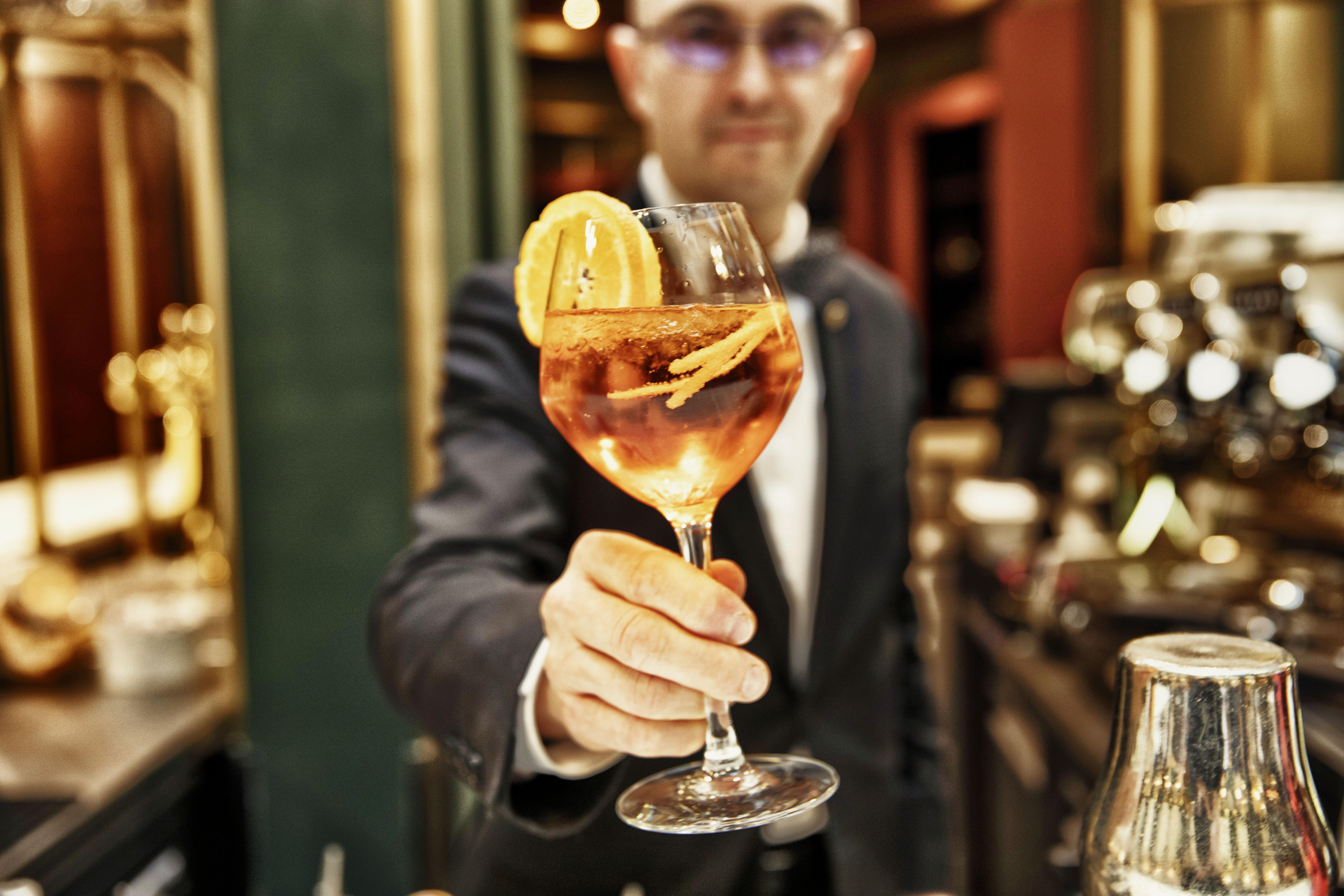 Nest Hotel Paris La Defense - Mgallery Collection بيتّو المظهر الخارجي الصورة A bartender serving a cocktail
