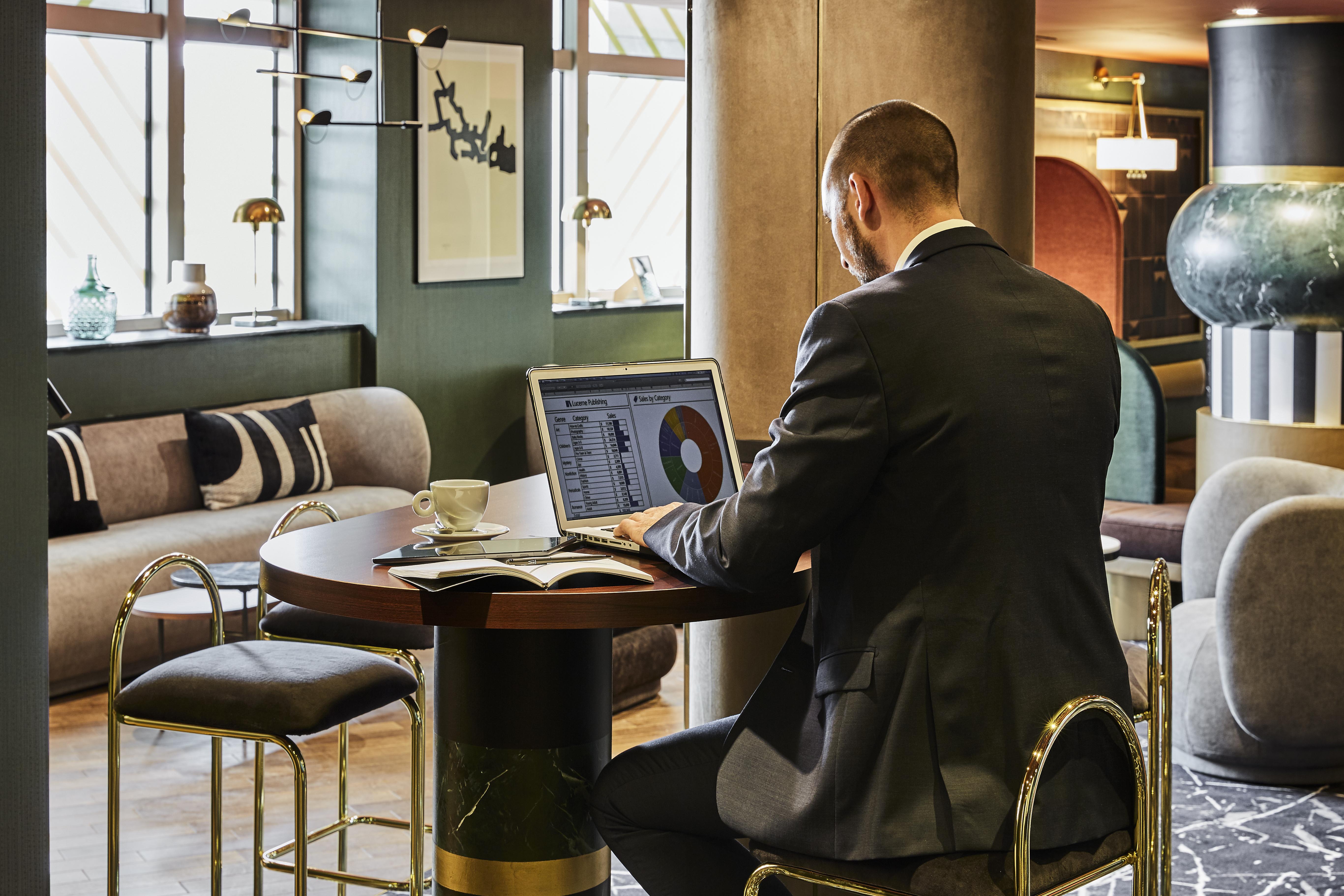 Nest Hotel Paris La Defense - Mgallery Collection بيتّو المظهر الخارجي الصورة A man working on a laptop