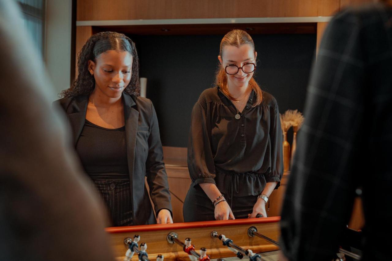 Nest Hotel Paris La Defense - Mgallery Collection بيتّو المظهر الخارجي الصورة Two women playing table football