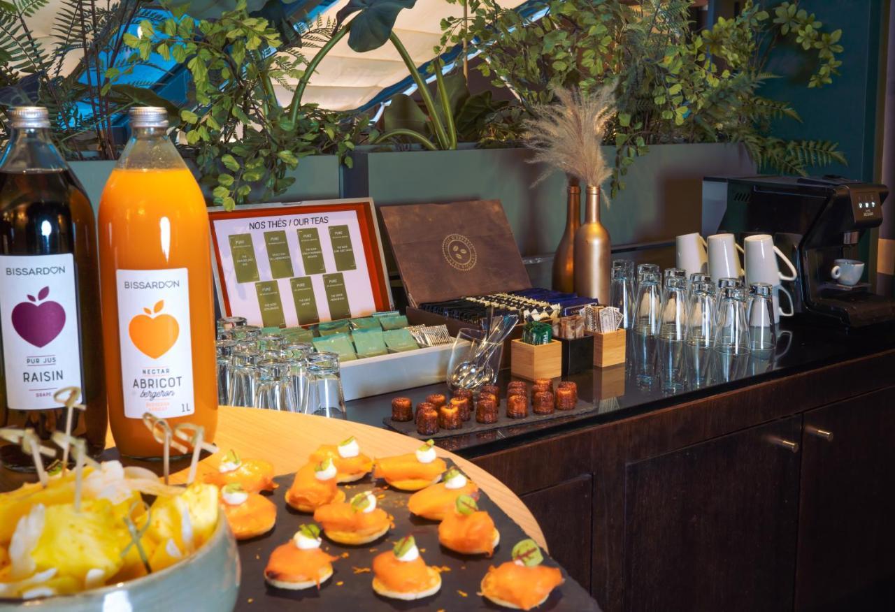 Nest Hotel Paris La Defense - Mgallery Collection بيتّو المظهر الخارجي الصورة A selection of fruit and juice at a buffet