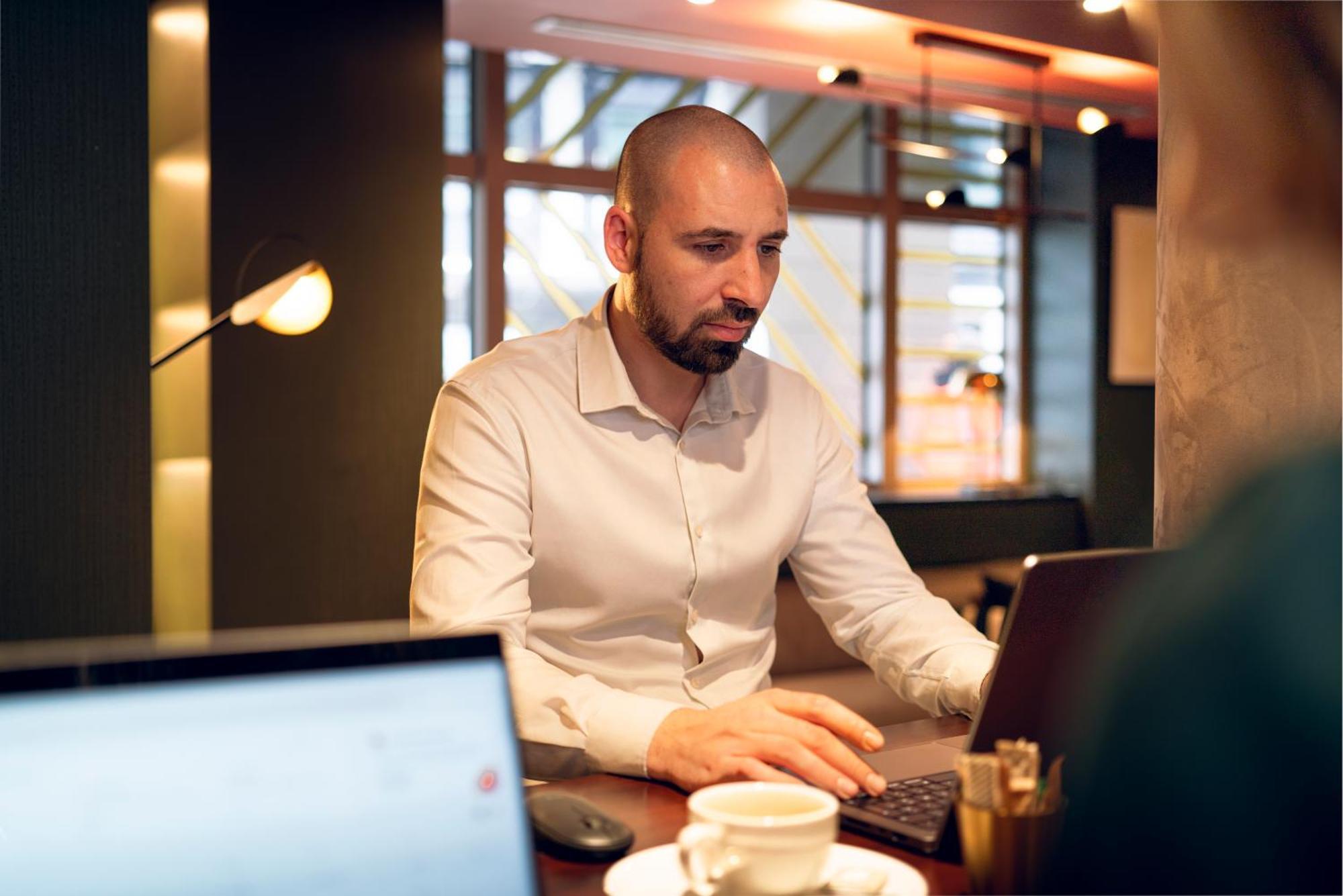 Nest Hotel Paris La Defense - Mgallery Collection بيتّو المظهر الخارجي الصورة A man working on a laptop
