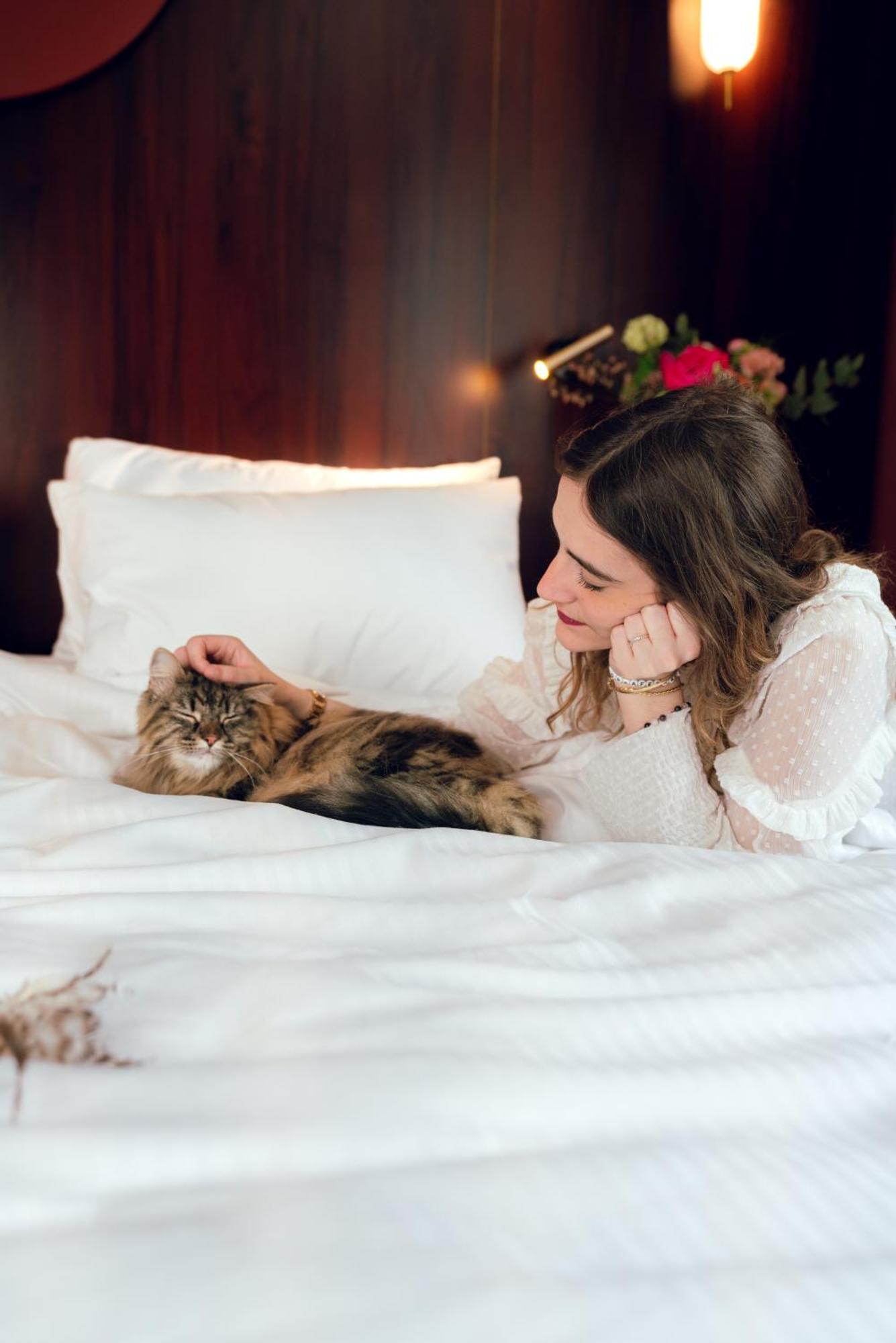 Nest Hotel Paris La Defense - Mgallery Collection بيتّو المظهر الخارجي الصورة A woman with her pet cat