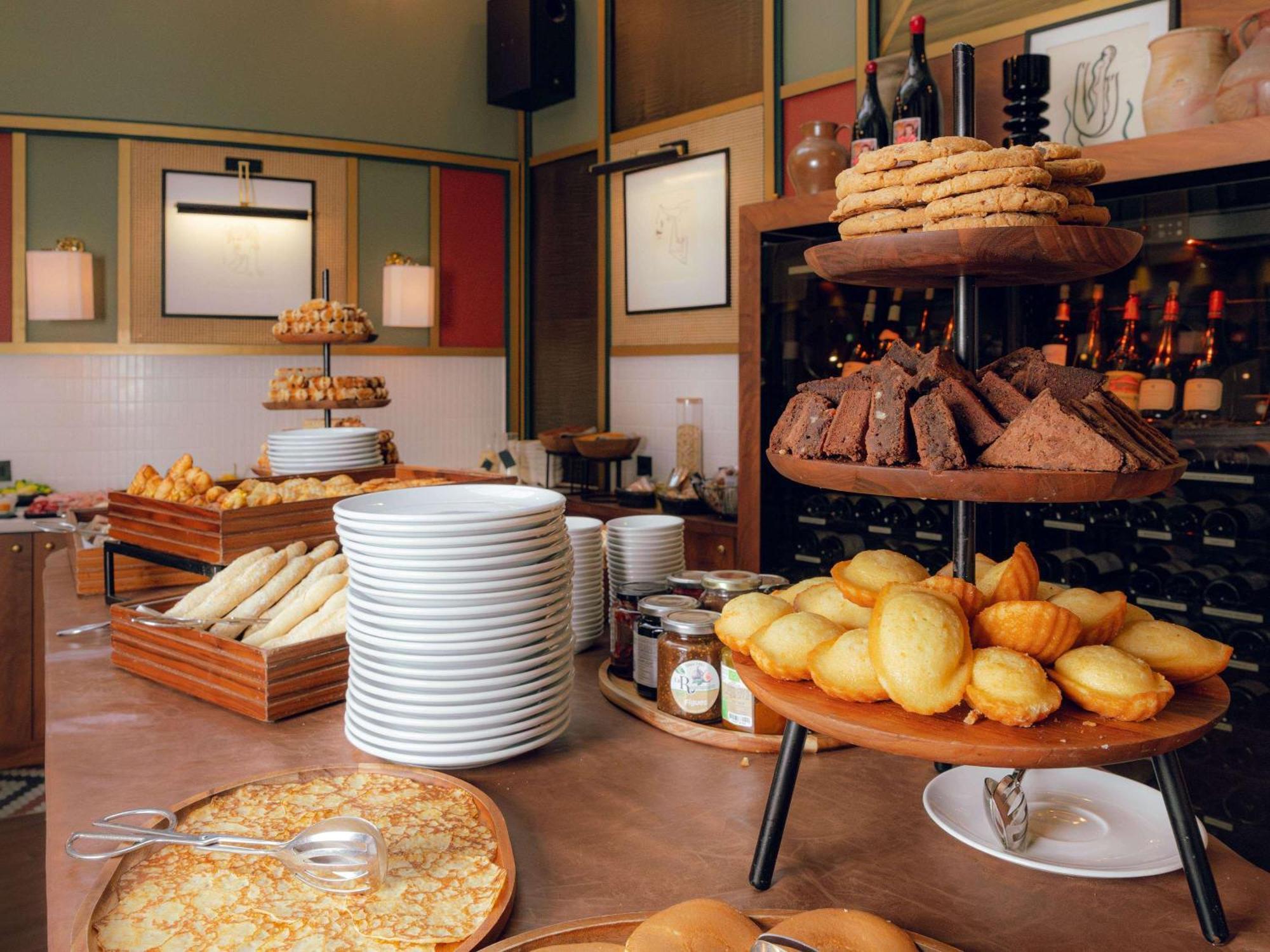 Nest Hotel Paris La Defense - Mgallery Collection بيتّو المظهر الخارجي الصورة A typical buffet