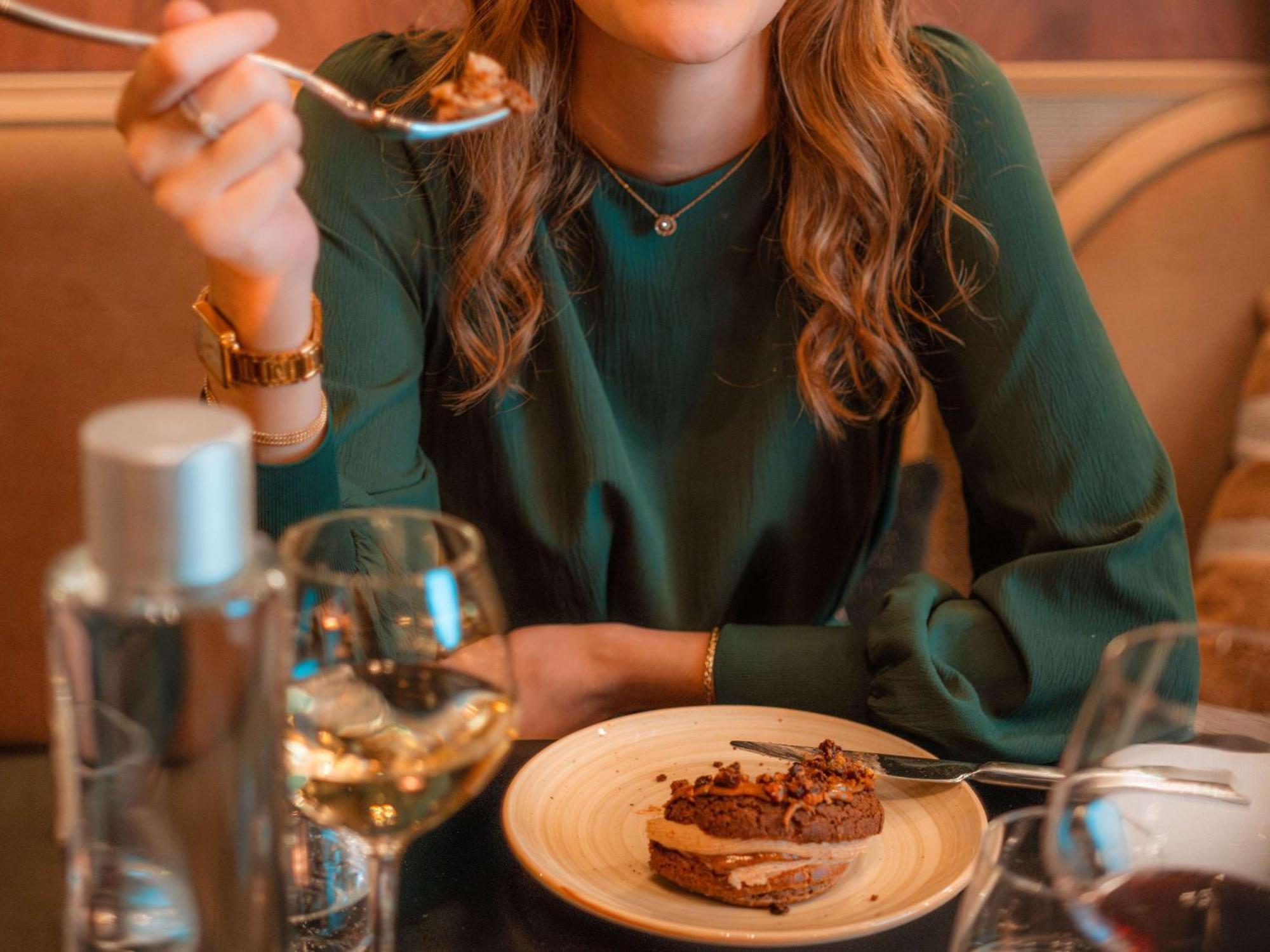 Nest Hotel Paris La Defense - Mgallery Collection بيتّو المظهر الخارجي الصورة A woman eating dessert