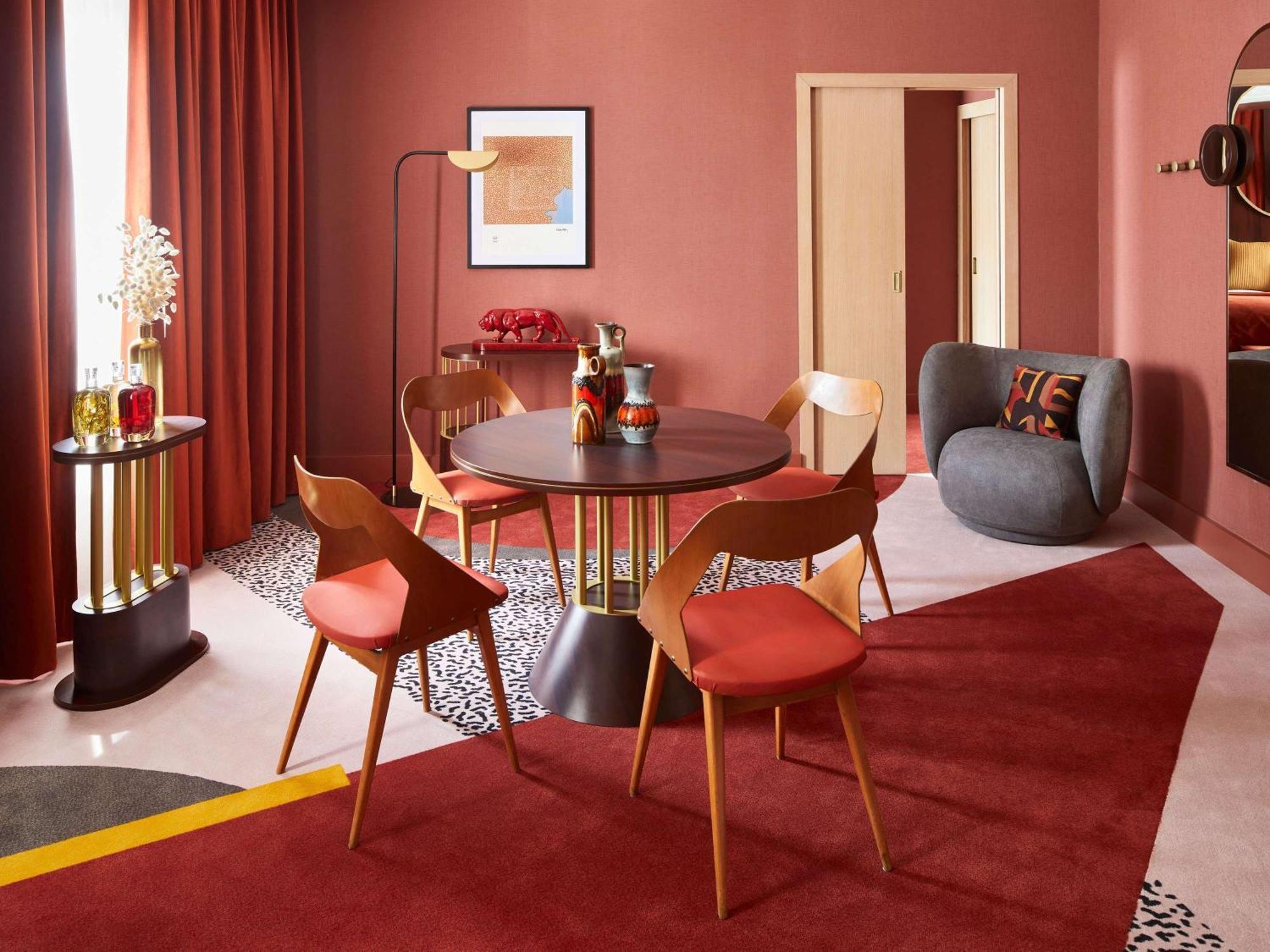 Nest Hotel Paris La Defense - Mgallery Collection بيتّو المظهر الخارجي الصورة A dining room with a red carpet