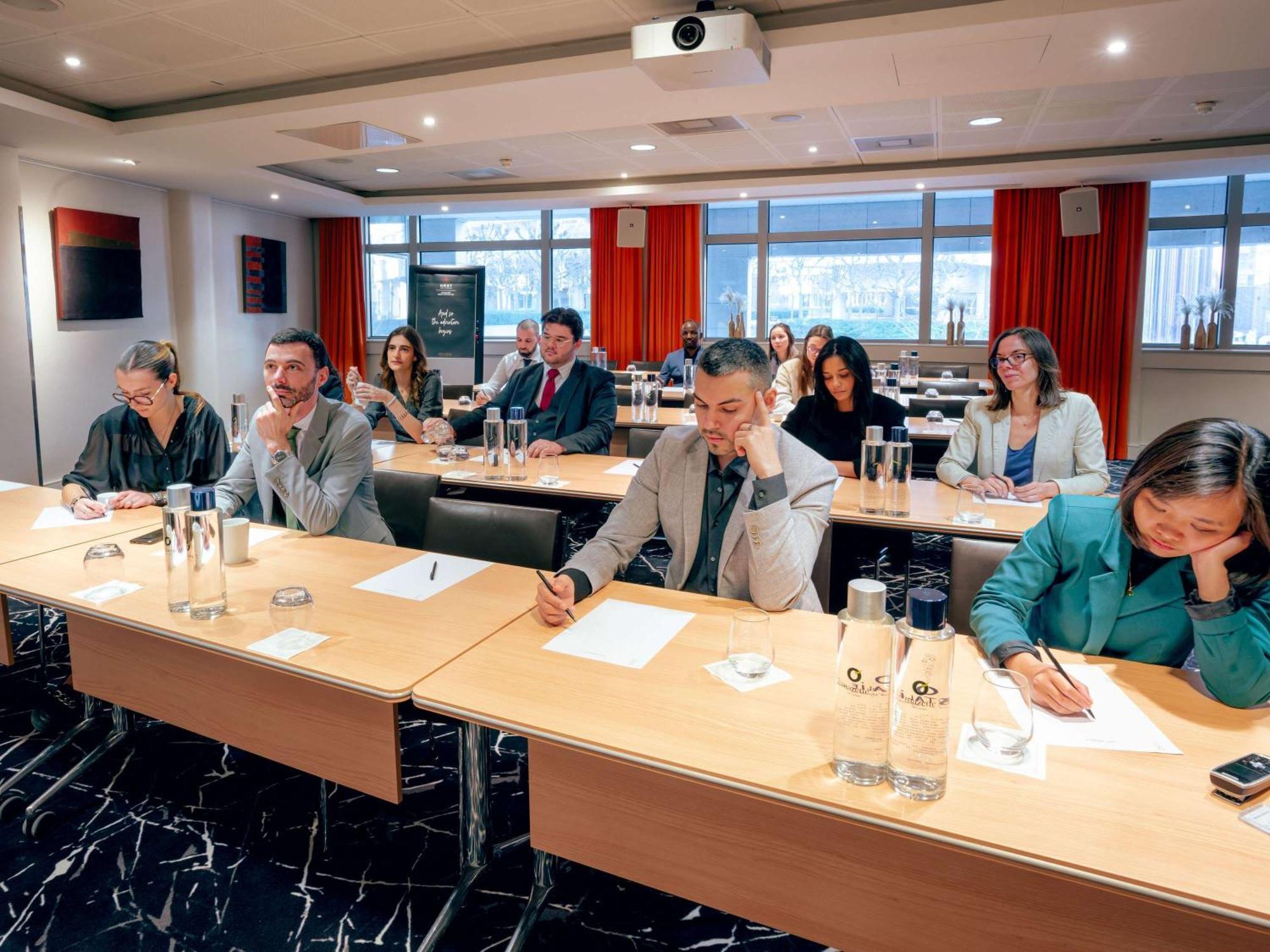 Nest Hotel Paris La Defense - Mgallery Collection بيتّو المظهر الخارجي الصورة Participants at a meeting of the European Research Council