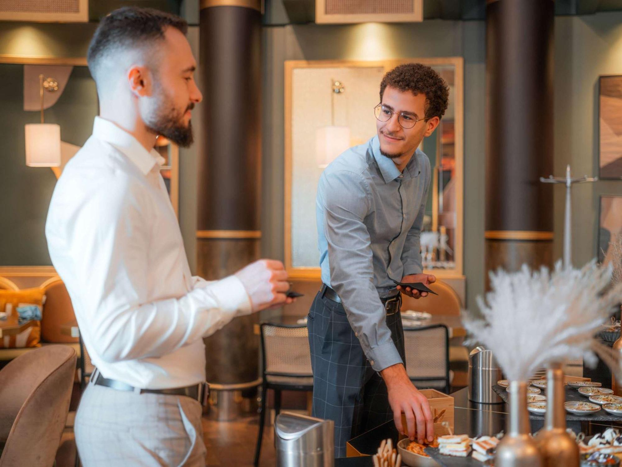 Nest Hotel Paris La Defense - Mgallery Collection بيتّو المظهر الخارجي الصورة A barista at work