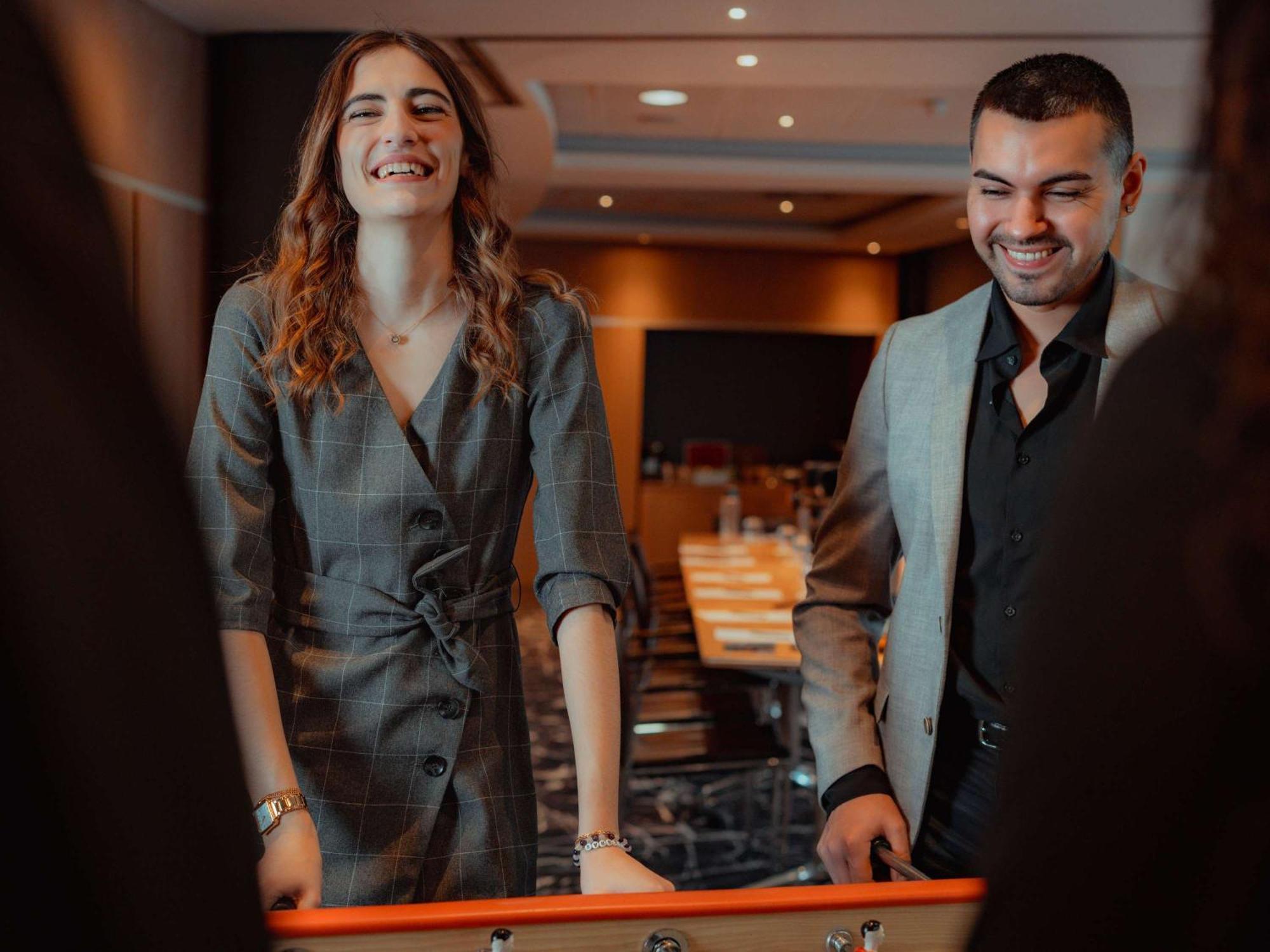 Nest Hotel Paris La Defense - Mgallery Collection بيتّو المظهر الخارجي الصورة A couple shopping in a mall