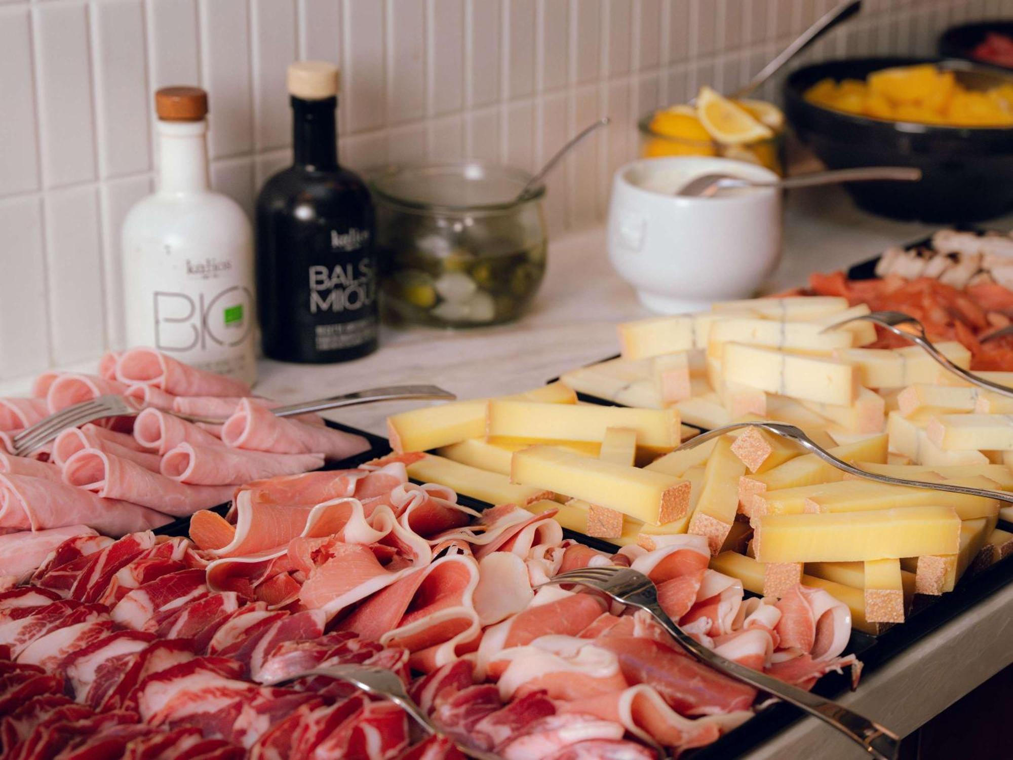 Nest Hotel Paris La Defense - Mgallery Collection بيتّو المظهر الخارجي الصورة A selection of cured meats and cheeses
