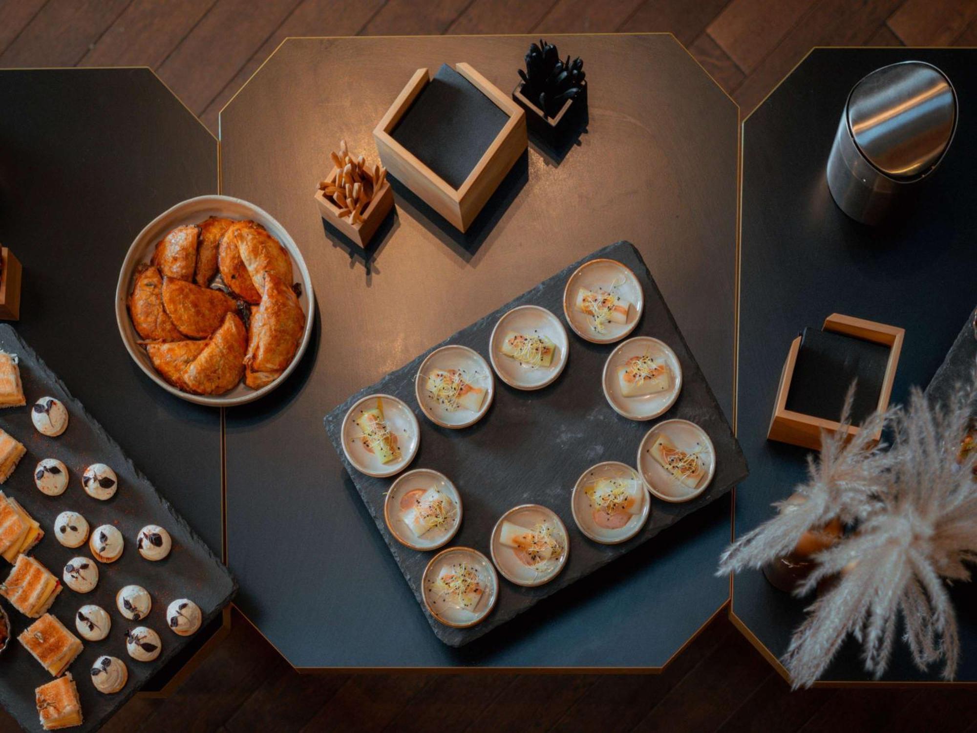Nest Hotel Paris La Defense - Mgallery Collection بيتّو المظهر الخارجي الصورة A selection of dishes at the restaurant