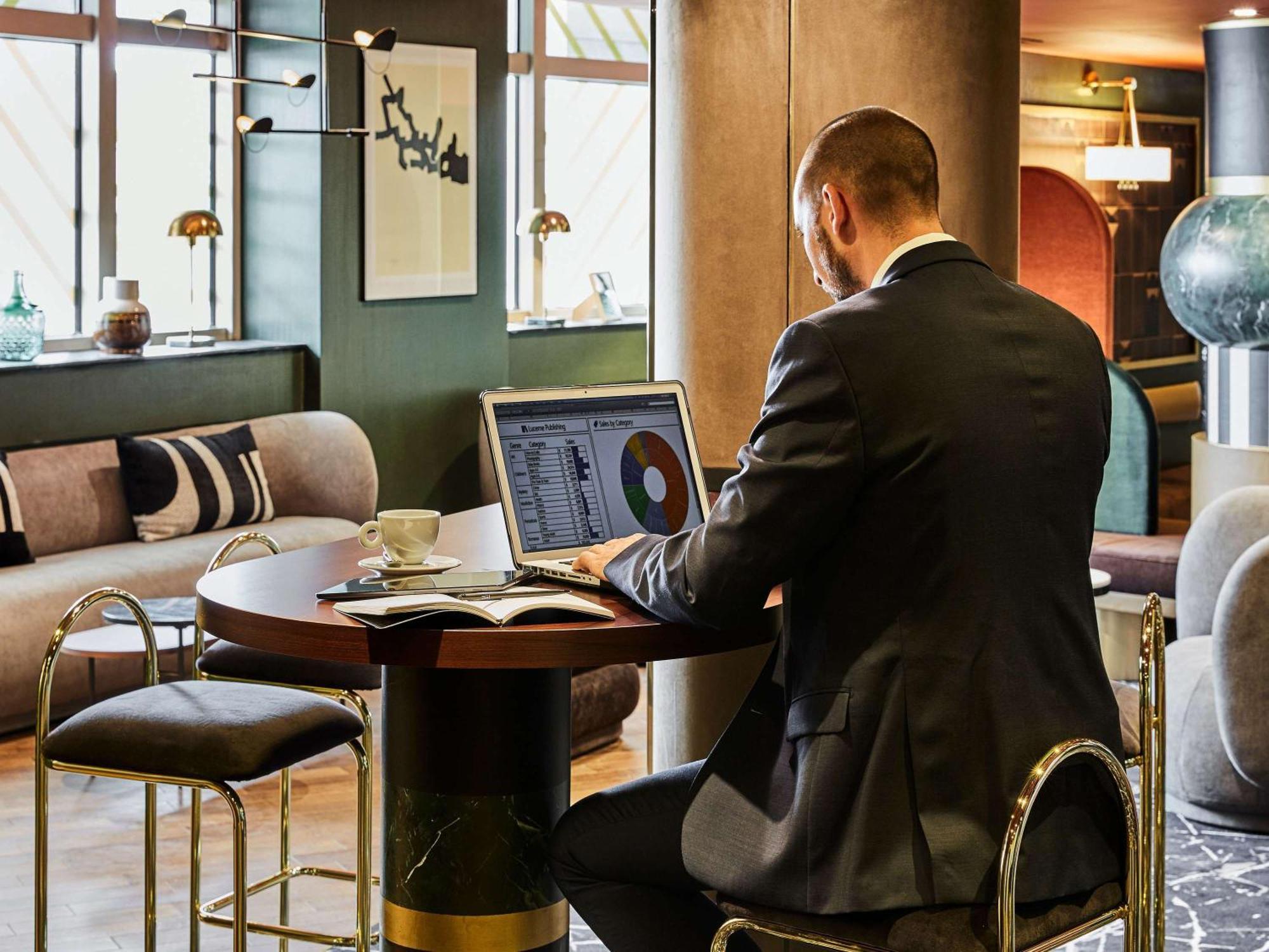Nest Hotel Paris La Defense - Mgallery Collection بيتّو المظهر الخارجي الصورة A man working on a laptop