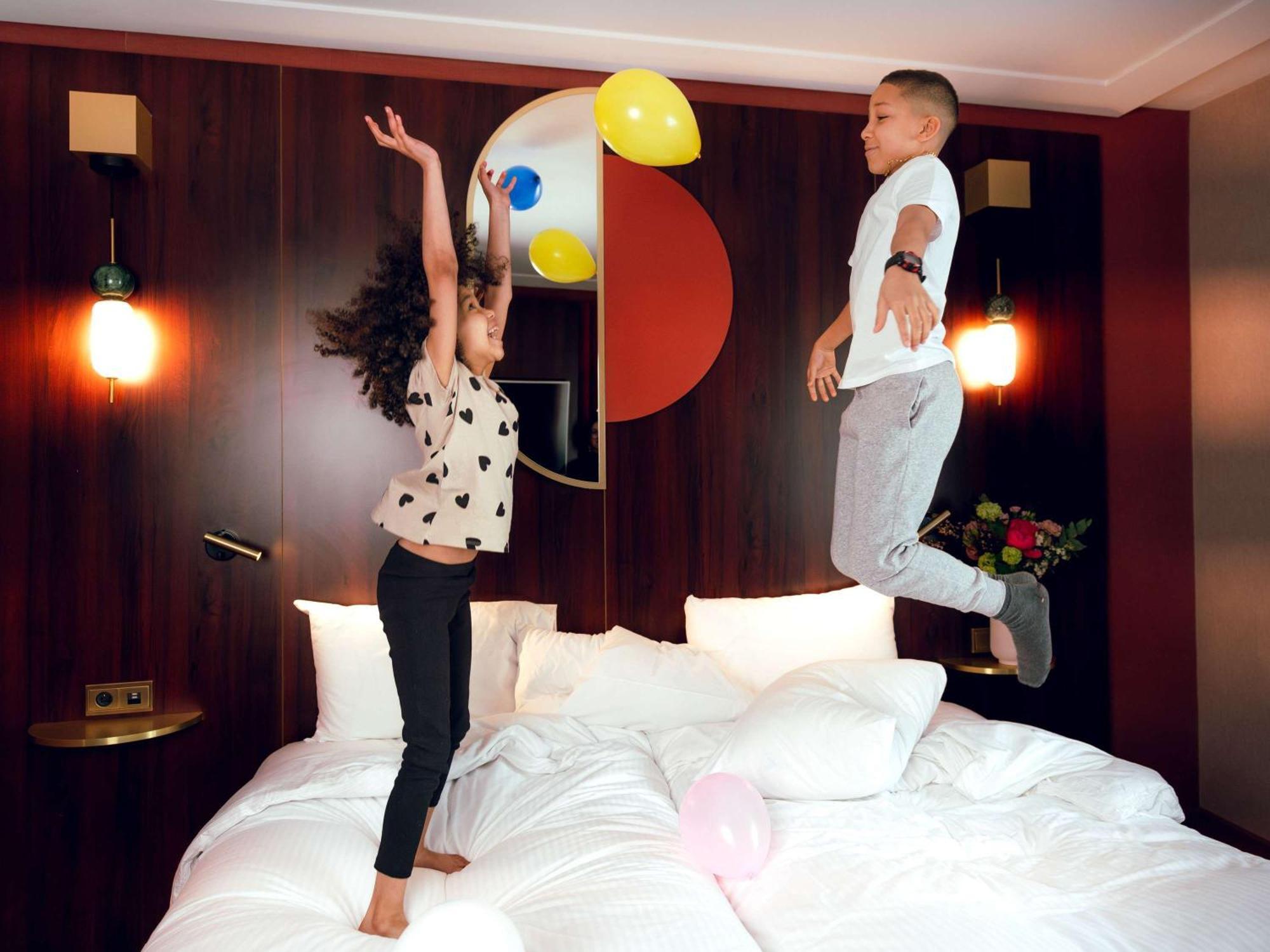 Nest Hotel Paris La Defense - Mgallery Collection بيتّو المظهر الخارجي الصورة The bed in the hotel room